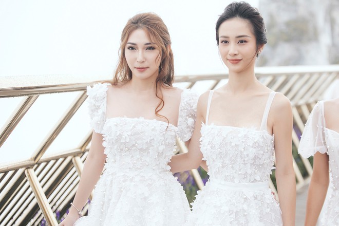 Dàn mỹ nhân Tháng năm rực rỡ diện váy mỏng trên độ cao 1.400m, cùng catwalk cho NTK Chung Thanh Phong - Ảnh 7.