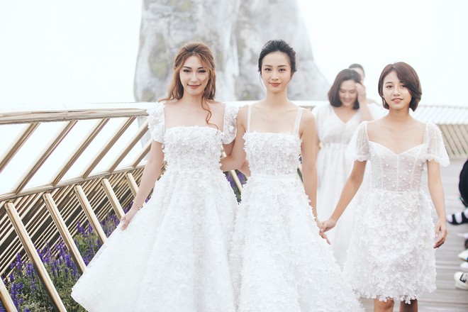 Dàn mỹ nhân Tháng năm rực rỡ diện váy mỏng trên độ cao 1.400m, cùng catwalk cho NTK Chung Thanh Phong - Ảnh 8.