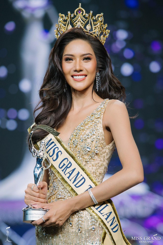 Nhan sắc Tân Hoa hậu Hòa bình Thái Lan: Khi đăng quang lộng lẫy như nữ hoàng, ảnh ngoài đời cũng đẹp ngây ngất - Ảnh 1.