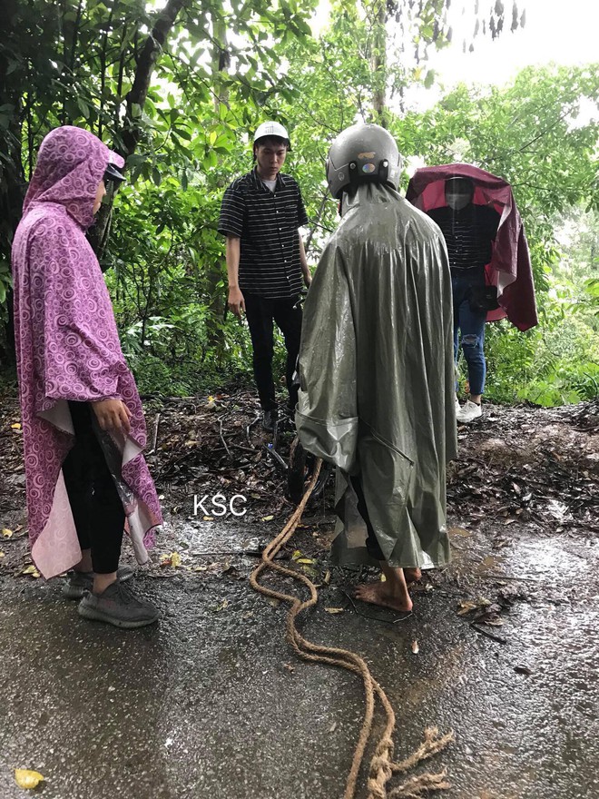 Ba V&igrave;: Xe tay ga mất phanh khi đang đổ đ&egrave;o, thanh ni&ecirc;n đ&agrave;nh lao v&agrave;o gốc c&acirc;y để tho&aacute;t nạn - Ảnh 2.
