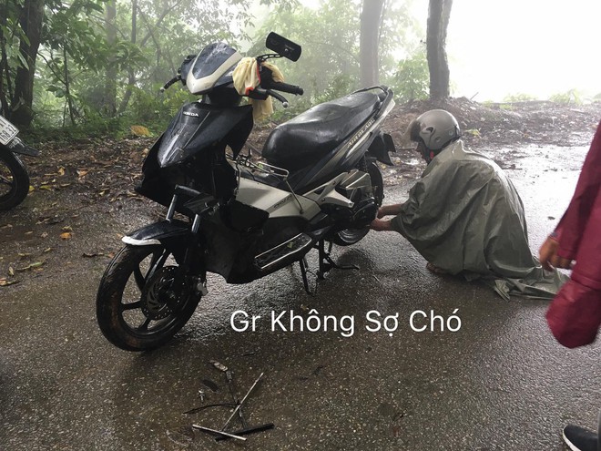 Ba V&igrave;: Xe tay ga mất phanh khi đang đổ đ&egrave;o, thanh ni&ecirc;n đ&agrave;nh lao v&agrave;o gốc c&acirc;y để tho&aacute;t nạn - Ảnh 4.
