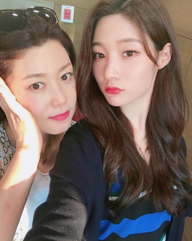 G&acirc;y x&ocirc;n xao v&igrave; khoe mẹ ruột qu&aacute; đẹp, nữ thần Kpop bỗng bị đ&agrave;o bới lại loạt ảnh qu&aacute; khứ kh&aacute;c một trời một vực - Ảnh 2.