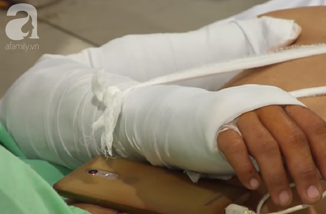 Đang nằm trong bệnh viện, người đ&agrave;n &ocirc;ng bất ngờ d&ugrave;ng k&eacute;o đ&acirc;m 5 nh&aacute;t v&agrave;o tim m&igrave;nh - Ảnh 1.