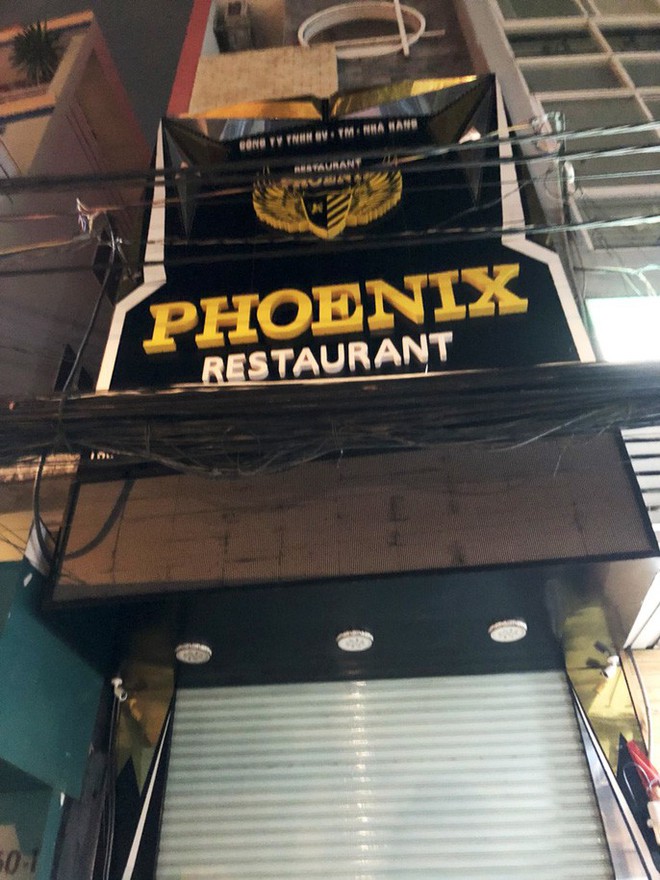 Nh&agrave; h&agrave;ng Phoenix sập cửa, cản trở đo&agrave;n kiểm tra - Ảnh 1.