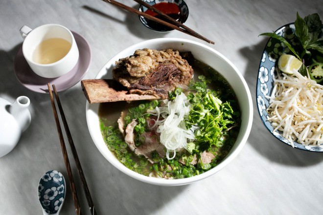 Theo chân blogger ẩm thực nổi tiếng trên Youtube khám phá sự khác biệt của phở Hà Nội và phở Sài Gòn - Ảnh 1.
