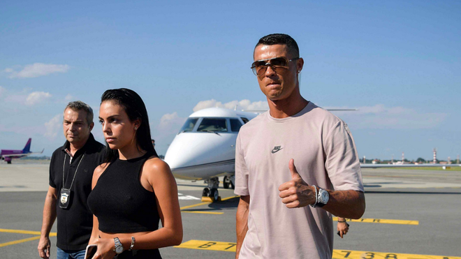 Ronaldo cùng bạn gái đáp máy bay tới Turin, ra mắt Juventus vào tối nay - Ảnh 1.