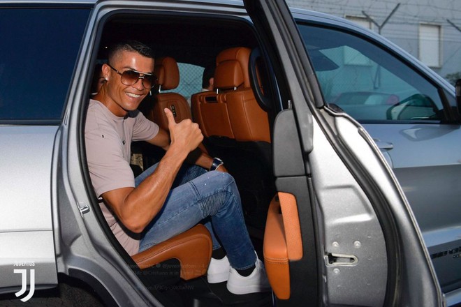 Ronaldo cùng bạn gái đáp máy bay tới Turin, ra mắt Juventus vào tối nay - Ảnh 4.