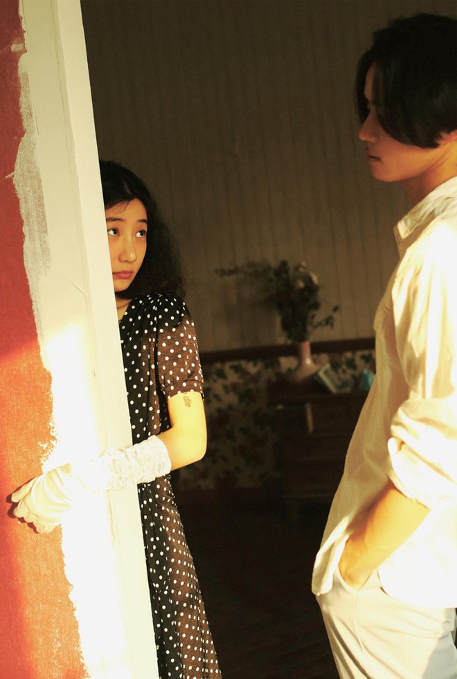 Chỉ cần c&oacute; xương quai xanh v&agrave; ch&agrave;ng gấu nghệ nghệ, c&ocirc; g&aacute;i n&agrave;o cũng sẽ c&oacute; bộ ảnh đẹp như n&agrave;y! - Ảnh 3.