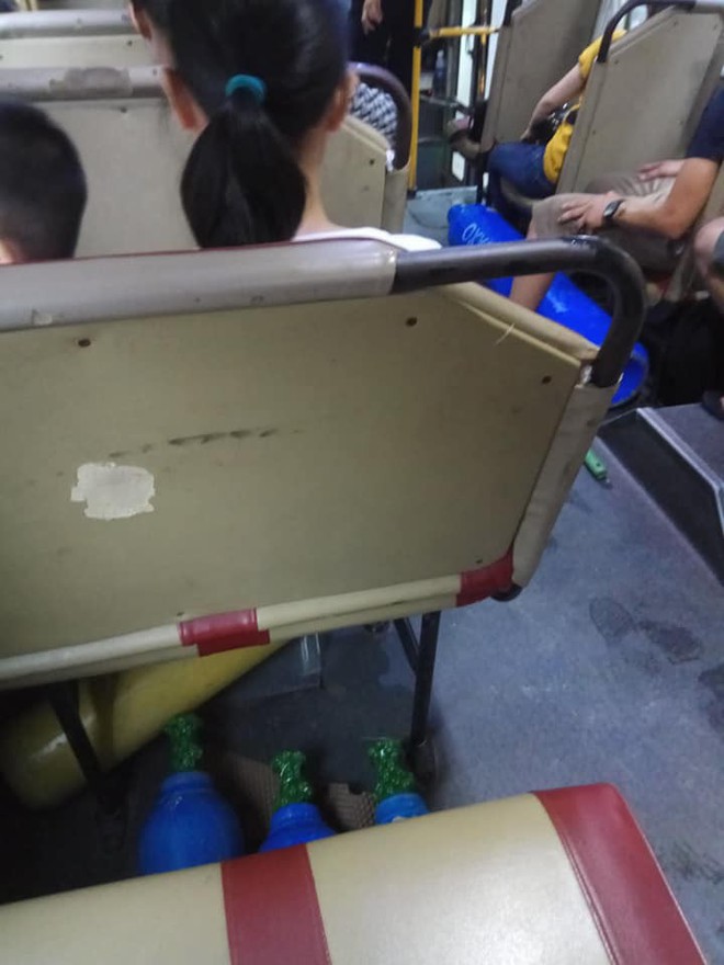 Cư dân mạng hoang mang khi nhìn thấy nhiều bình khí lạ được đặt ngay dưới ghế ngồi của xe bus - Ảnh 2.