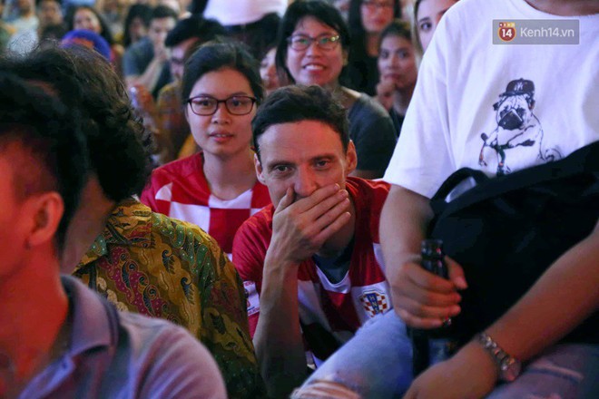 Nhìn lại những khoảnh khắc ấn tượng của cổ động viên tại Việt Nam trong trận chung kết World Cup 2018 - Ảnh 9.