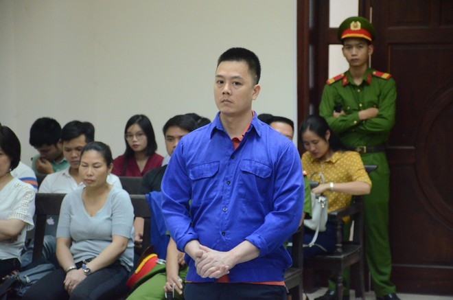 Xử ph&uacute;c thẩm cựu c&aacute;n bộ ng&acirc;n h&agrave;ng d&acirc;m &ocirc; b&eacute; g&aacute;i 8 tuổi ở H&agrave; Nội: Kh&aacute;ng c&aacute;o kh&ocirc;ng th&agrave;nh, người mẹ tiếp tục k&ecirc;u oan - Ảnh 2.