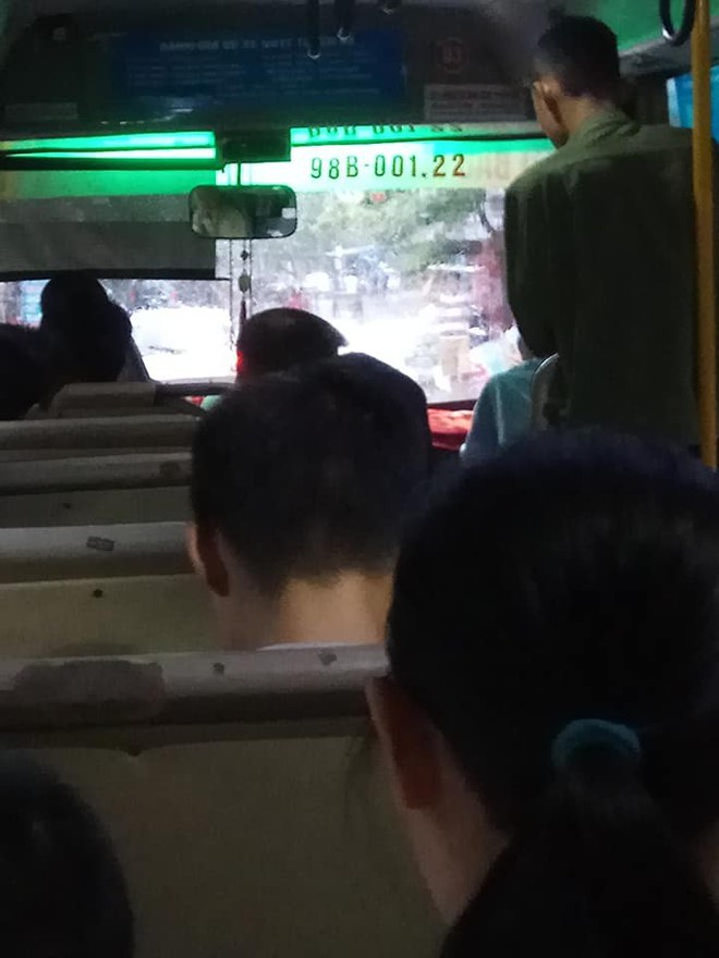 Cư dân mạng hoang mang khi nhìn thấy nhiều bình khí lạ được đặt ngay dưới ghế ngồi của xe bus - Ảnh 4.