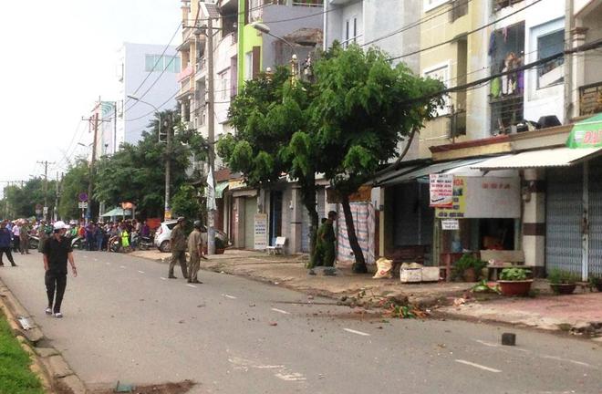 TP. HCM: Sau khi cầm dao đuổi ch&eacute;m vợ chạy thục mạng, người đ&agrave;n &ocirc;ng tr&egrave;o l&ecirc;n t&ograve;a nh&agrave; cao tầng vứt gạch đ&aacute; xuống đường  - Ảnh 2.