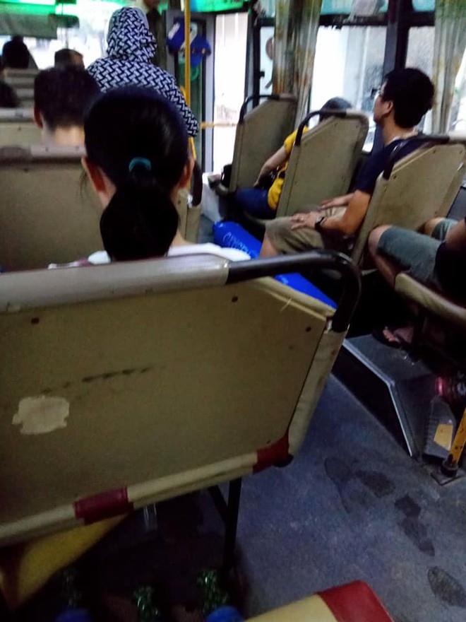 Cư dân mạng hoang mang khi nhìn thấy nhiều bình khí lạ được đặt ngay dưới ghế ngồi của xe bus - Ảnh 6.