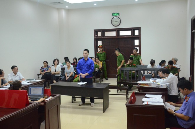 Xử ph&uacute;c thẩm cựu c&aacute;n bộ ng&acirc;n h&agrave;ng d&acirc;m &ocirc; b&eacute; g&aacute;i 8 tuổi ở H&agrave; Nội: Kh&aacute;ng c&aacute;o kh&ocirc;ng th&agrave;nh, người mẹ tiếp tục k&ecirc;u oan - Ảnh 1.