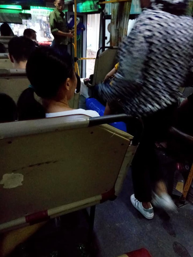 Cư dân mạng hoang mang khi nhìn thấy nhiều bình khí lạ được đặt ngay dưới ghế ngồi của xe bus - Ảnh 8.