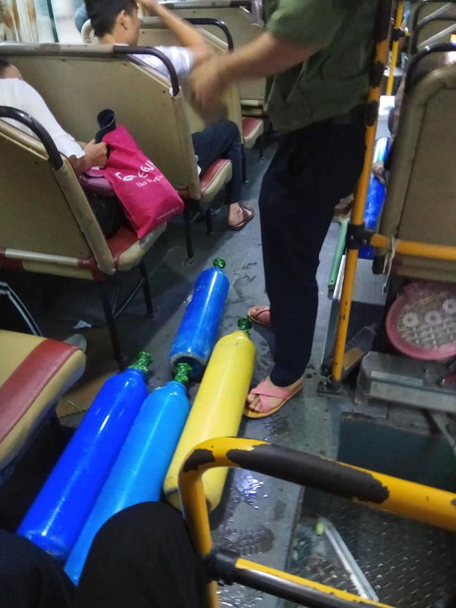 Cư dân mạng hoang mang khi nhìn thấy nhiều bình khí lạ được đặt ngay dưới ghế ngồi của xe bus - Ảnh 1.
