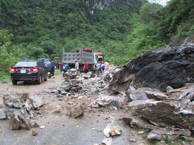 Đất đá sạt lở chia cắt QL7, gây ách tắc cục bộ trên địa bàn tỉnh Nghệ An - Ảnh 1.