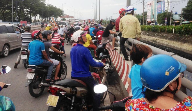TP. HCM: Sau khi cầm dao đuổi ch&eacute;m vợ chạy thục mạng, người đ&agrave;n &ocirc;ng tr&egrave;o l&ecirc;n t&ograve;a nh&agrave; cao tầng vứt gạch đ&aacute; xuống đường  - Ảnh 3.