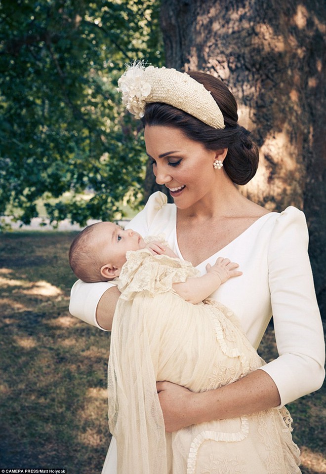 Hoàng gia Anh công bố bộ ảnh gia đình mới nhất trong dịp lễ rửa tội của Hoàng tử Louis - Ảnh 4.
