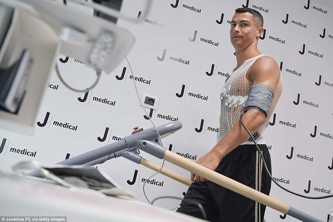 Ronaldo lịch lãm, hô vang Juve, Juve ngày kiểm tra y tế ở Turin - Ảnh 7.