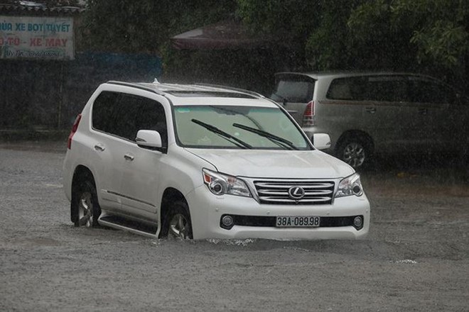 Nhiều tuyến phố H&agrave; Tĩnh ch&igrave;m trong biển nước do mưa lớn nhiều ng&agrave;y - Ảnh 1.