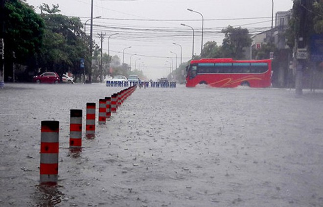Nhiều tuyến phố Hà Tĩnh chìm trong biển nước do mưa lớn nhiều ngày - Ảnh 2.