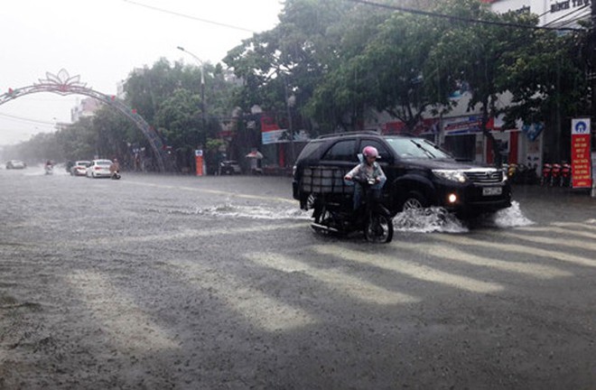 Nhiều tuyến phố Hà Tĩnh chìm trong biển nước do mưa lớn nhiều ngày - Ảnh 3.