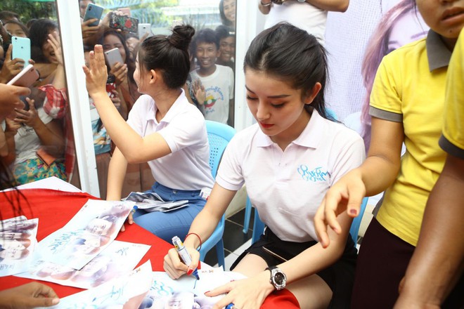 H&agrave;ng trăm kh&aacute;n giả Myanmar chen lấn, x&ocirc; đẩy để được gặp &Aacute; hậu Huyền My - Ảnh 9.