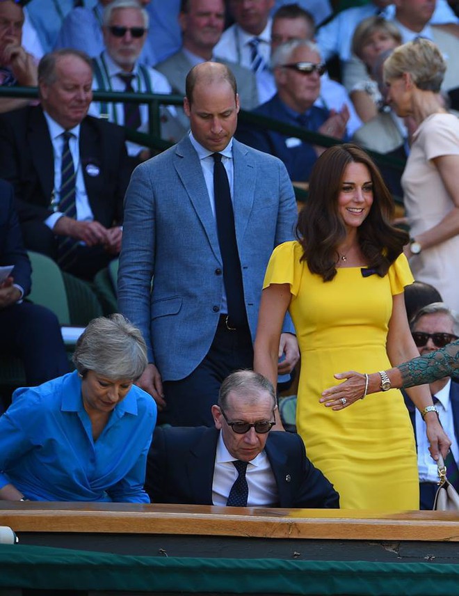 Mặc chiếc váy tone vàng rực rỡ, Kate Middleton được khen nức lời vì quá xinh đẹp và rạng rỡ - Ảnh 1.