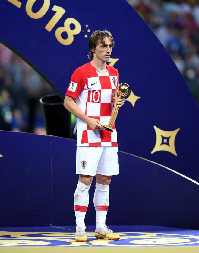 Modric gợi nhớ hình ảnh Messi, buồn bã nhận giải Quả bóng vàng World Cup 2018 - Ảnh 1.