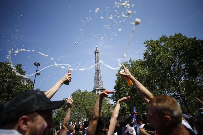 Xúc động cảnh ăn mừng cuồng nhiệt của hàng trăm ngàn CĐV Pháp ở Paris - Ảnh 5.