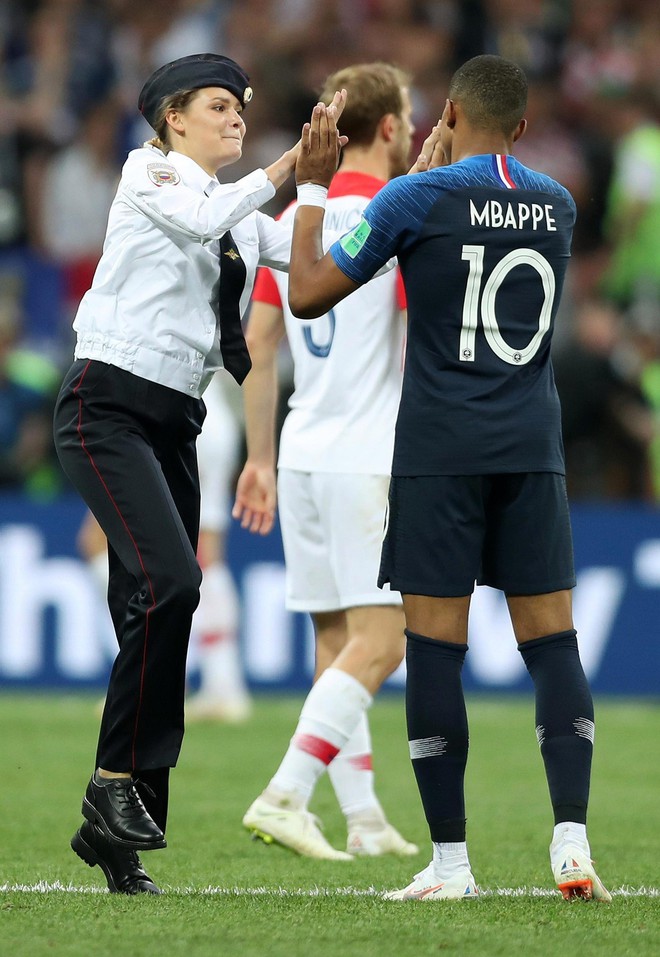 World Cup 2018: Đột nhập vào sân bóng, fan cuồng suýt ăn đòn của cầu thủ Croatia - Ảnh 2.