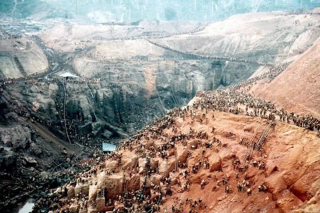 Những hình ảnh tại mỏ vàng Serra Pelada năm 1985: Khi giấc mơ làm giàu phải trả giá bằng những điều khủng khiếp - Ảnh 11.