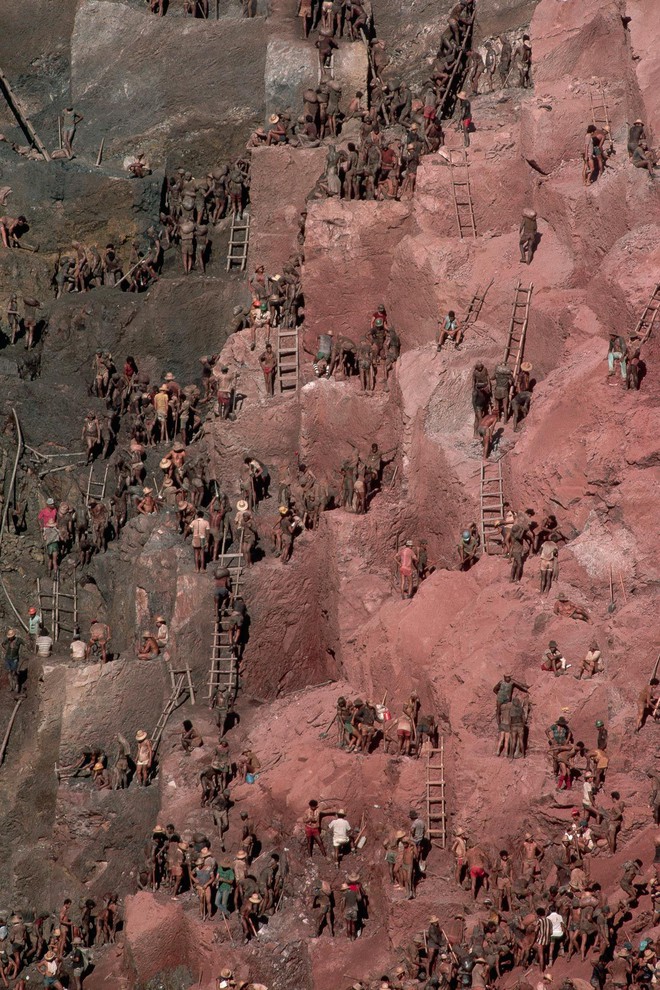 Những hình ảnh tại mỏ vàng Serra Pelada năm 1985: Khi giấc mơ làm giàu phải trả giá bằng những điều khủng khiếp - Ảnh 13.