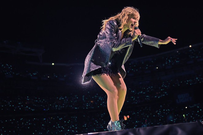 Gặp sự cố khi đang diễn trên không trung, phản ứng bình tĩnh và hài hước của Taylor Swift khiến fan thích thú - Ảnh 6.
