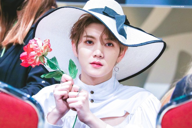 Kh&ocirc;ng phải mỹ nh&acirc;n Kpop, nam idol n&agrave;y mới l&agrave; người g&acirc;y sốt v&igrave; qu&aacute; đẹp, th&aacute;ch thức mọi phụ kiện ở fansign - Ảnh 1.