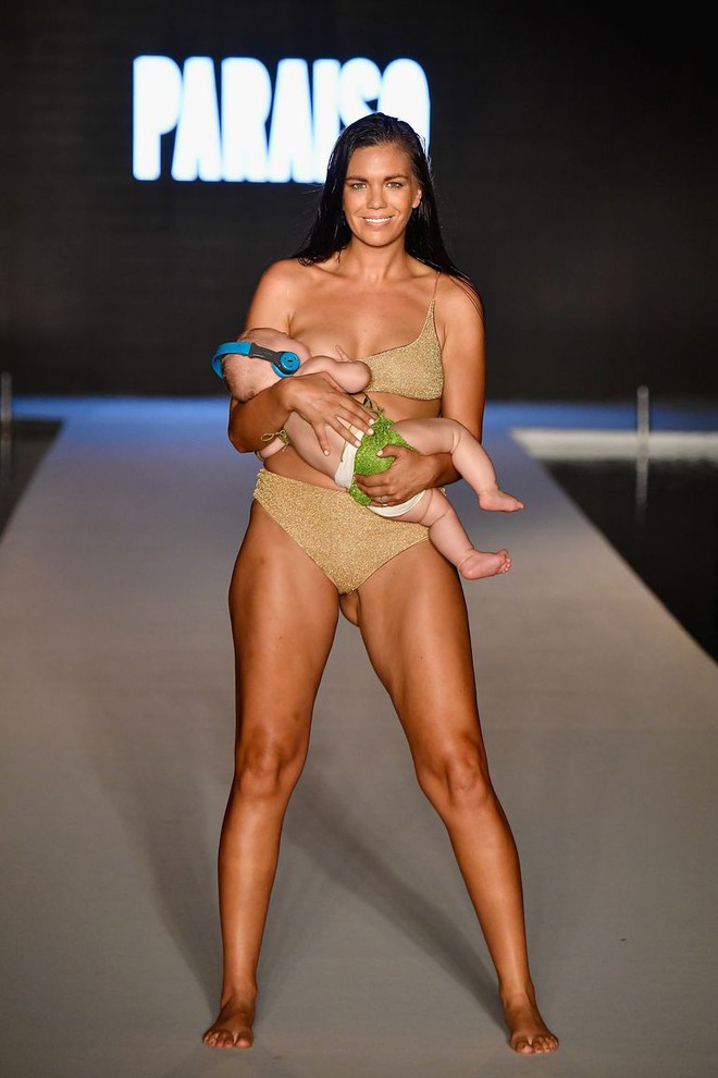 Lần đầu tiên trên sàn catwalk, người mẫu vừa trình diễn bikini vừa cho con bú - Ảnh 1.