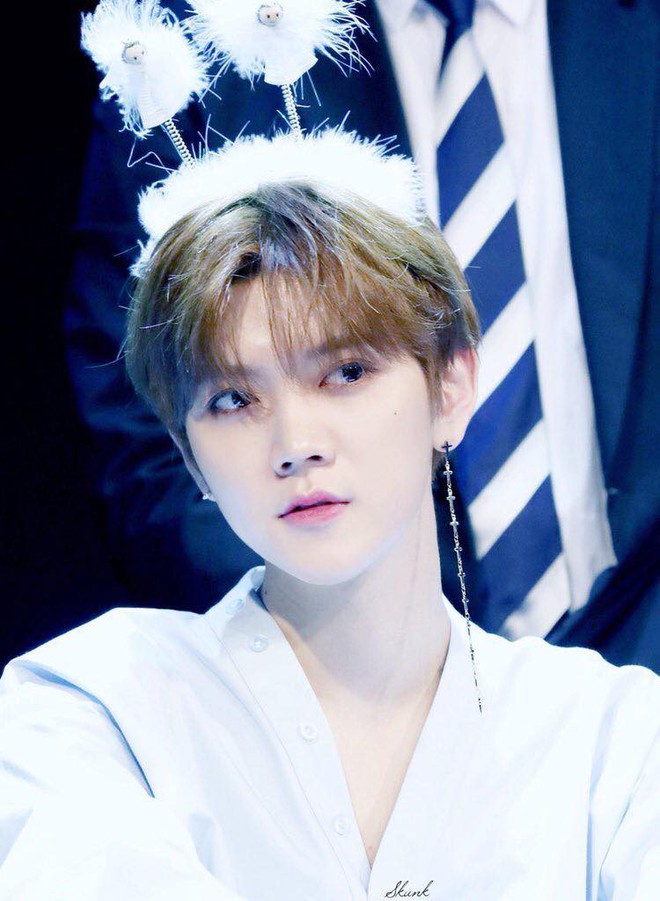 Kh&ocirc;ng phải mỹ nh&acirc;n Kpop, nam idol n&agrave;y mới l&agrave; người g&acirc;y sốt v&igrave; qu&aacute; đẹp, th&aacute;ch thức mọi phụ kiện ở fansign - Ảnh 12.