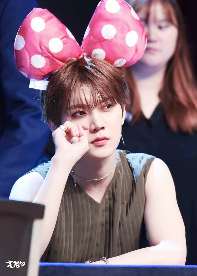 Kh&ocirc;ng phải mỹ nh&acirc;n Kpop, nam idol n&agrave;y mới l&agrave; người g&acirc;y sốt v&igrave; qu&aacute; đẹp, th&aacute;ch thức mọi phụ kiện ở fansign - Ảnh 13.