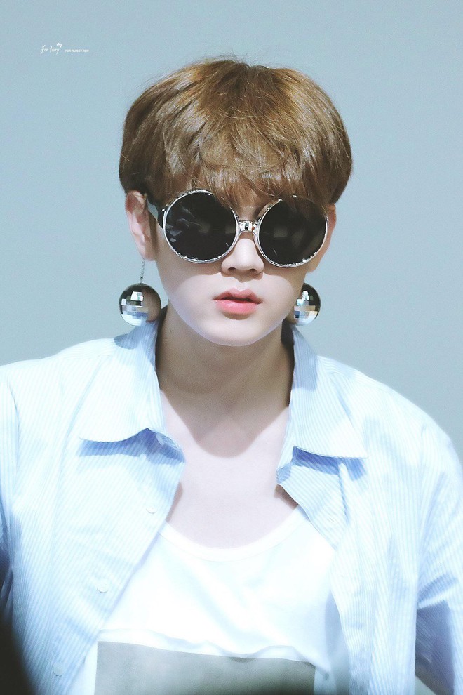 Kh&ocirc;ng phải mỹ nh&acirc;n Kpop, nam idol n&agrave;y mới l&agrave; người g&acirc;y sốt v&igrave; qu&aacute; đẹp, th&aacute;ch thức mọi phụ kiện ở fansign - Ảnh 14.