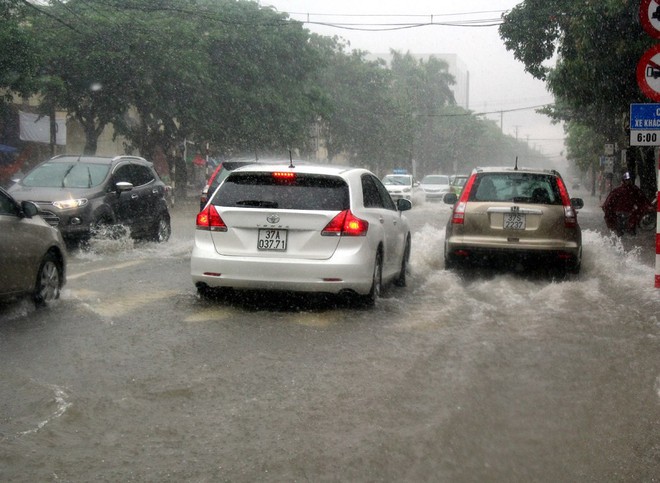Mưa lớn nhiều ng&agrave;y, người d&acirc;n Nghệ An lội nước đi l&agrave;m - Ảnh 1.