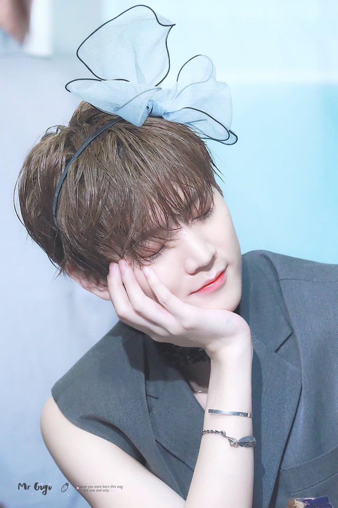 Kh&ocirc;ng phải mỹ nh&acirc;n Kpop, nam idol n&agrave;y mới l&agrave; người g&acirc;y sốt v&igrave; qu&aacute; đẹp, th&aacute;ch thức mọi phụ kiện ở fansign - Ảnh 2.