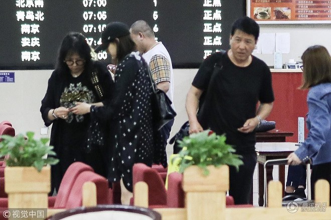 Cho&aacute;ng với đ&ocirc;i ch&acirc;n cực phẩm của bạn g&aacute;i Luhan: Kh&ocirc;ng chỉ d&agrave;i m&agrave; c&ograve;n si&ecirc;u thon, si&ecirc;u trắng - Ảnh 1.