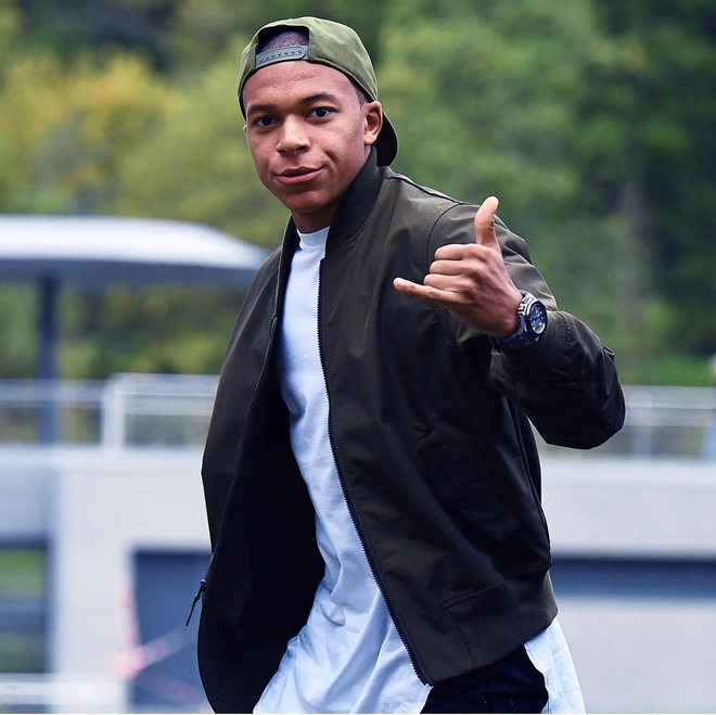 Kh&ocirc;ng chỉ l&agrave; người h&ugrave;ng s&acirc;n cỏ, Mbappe - tiền đạo si&ecirc;u sao của tuyển Ph&aacute;p c&ograve;n l&agrave; &ldquo;so&aacute;i ca &aacute;o trắng&rdquo; đ&iacute;ch thực - Ảnh 2.