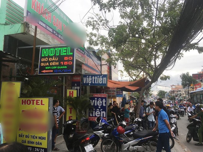 Cảnh sát nổ súng khống chế nhóm đối tượng trộm xe máy cầm mã tấu cố thủ trong khách sạn ở Sài Gòn - Ảnh 1.