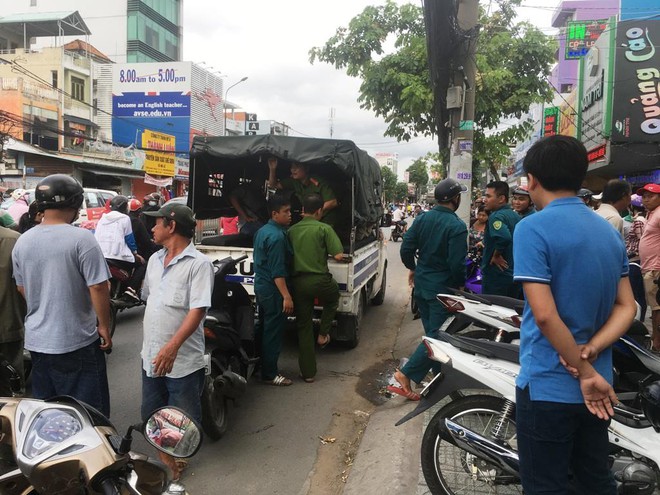 Cảnh sát nổ súng khống chế nhóm đối tượng trộm xe máy cầm mã tấu cố thủ trong khách sạn ở Sài Gòn - Ảnh 2.