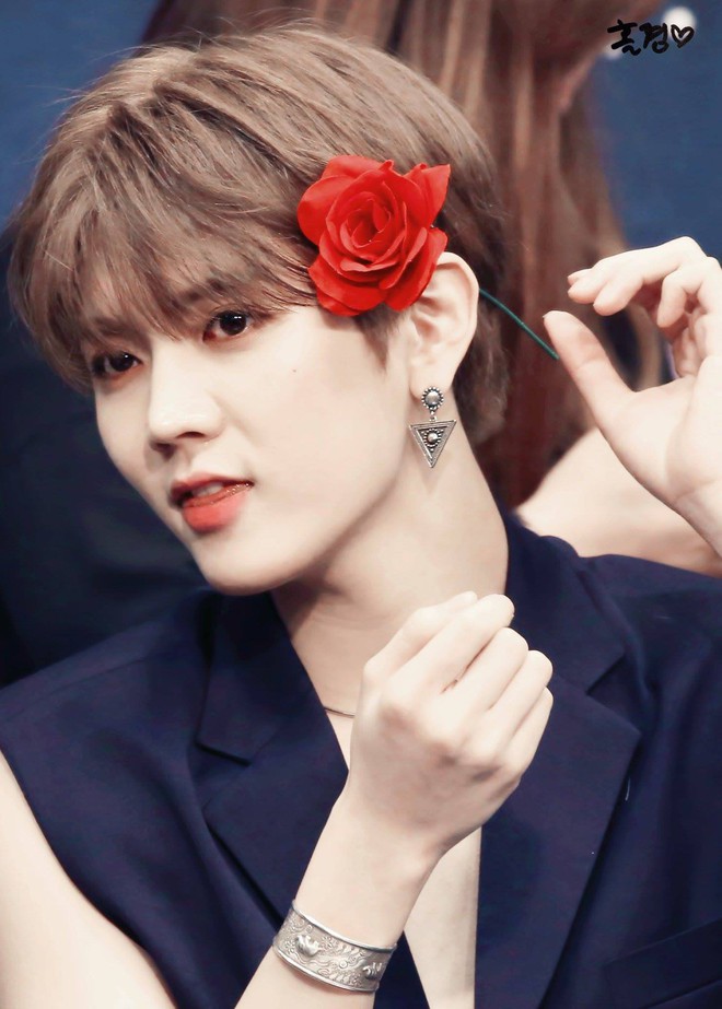 Kh&ocirc;ng phải mỹ nh&acirc;n Kpop, nam idol n&agrave;y mới l&agrave; người g&acirc;y sốt v&igrave; qu&aacute; đẹp, th&aacute;ch thức mọi phụ kiện ở fansign - Ảnh 4.