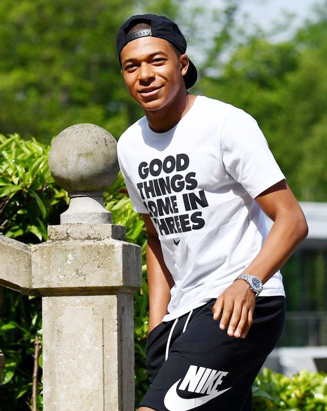 Kh&ocirc;ng chỉ l&agrave; người h&ugrave;ng s&acirc;n cỏ, Mbappe - tiền đạo si&ecirc;u sao của tuyển Ph&aacute;p c&ograve;n l&agrave; &ldquo;so&aacute;i ca &aacute;o trắng&rdquo; đ&iacute;ch thực - Ảnh 16.