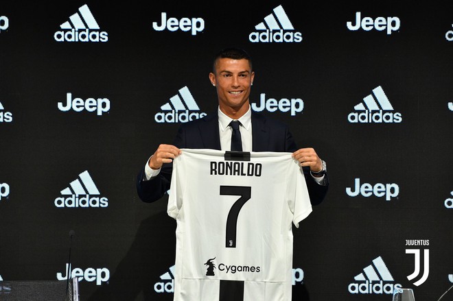 Vừa ra mắt Juventus, Ronaldo đã bay sang Trung Quốc kiếm thêm - Ảnh 2.